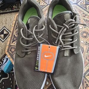 Nike ROSHE  Men's Olive Green Sneakers SIZE 8.5